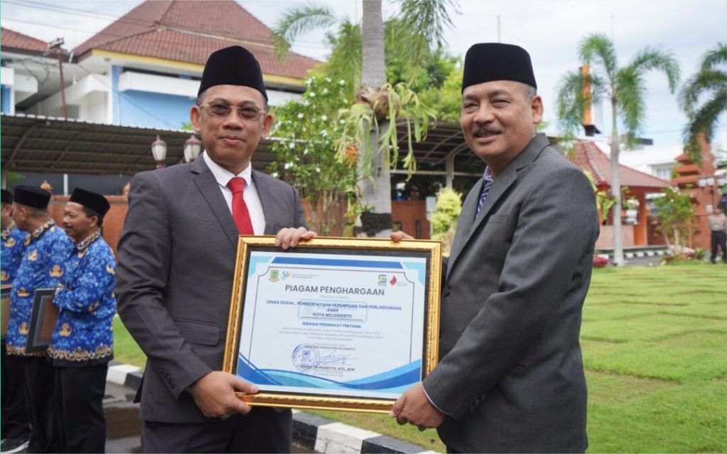 Sekdakot Serahkan Penghargaan Pada OPD Aktif Wujudkan Satu Data di Kota&nbsp;Mojokerto