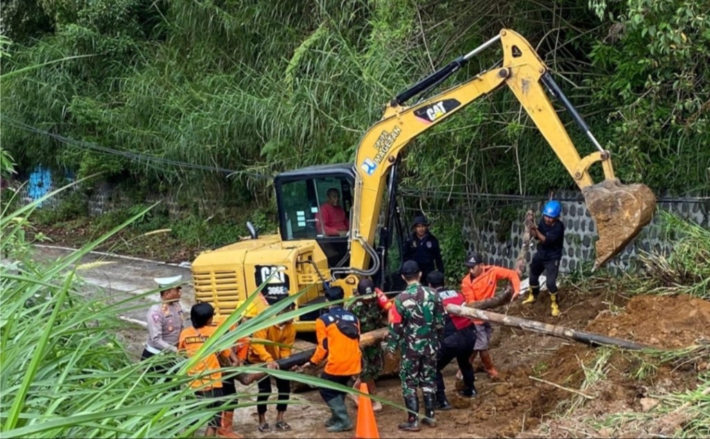 Tergerus Hujan, Jalur Objek Wisata Telaga Sarangan Tertutup&nbsp;Longsor