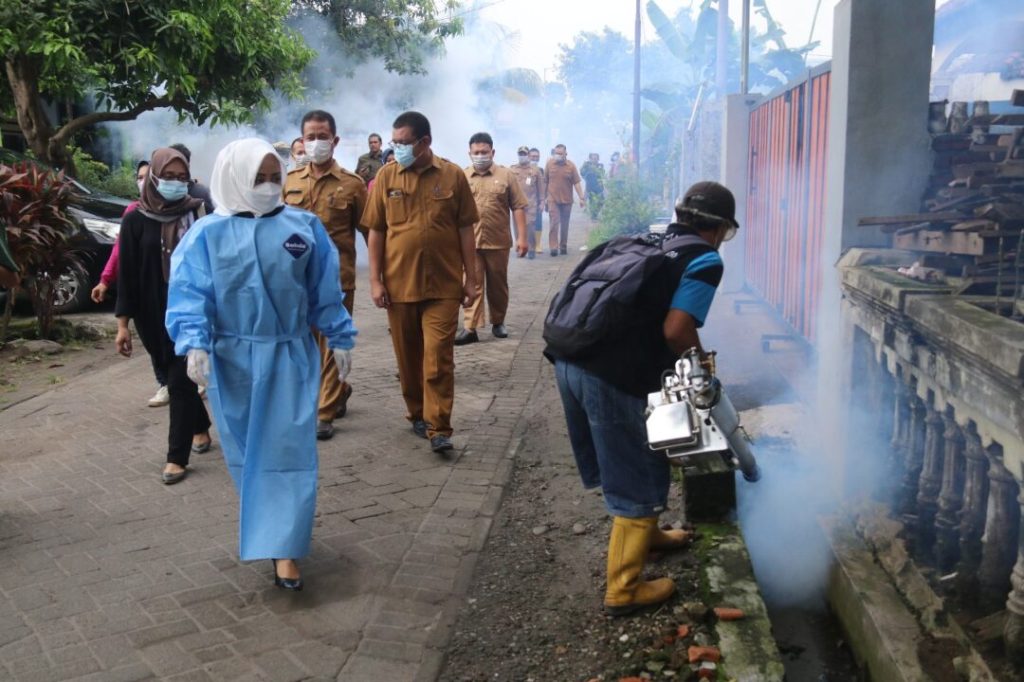 Cegah Demam Berdarah, Bupati Ikfina dan Kadinkes Lakukan Fogging&nbsp;Serempak