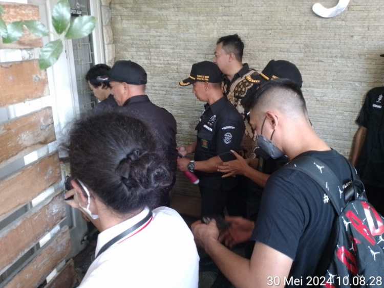 Eksekusi Jurusita PN Sidoarjo Terhadap Sebuah Rumah di Perum Valencia Garden Berjalan&nbsp;Aman