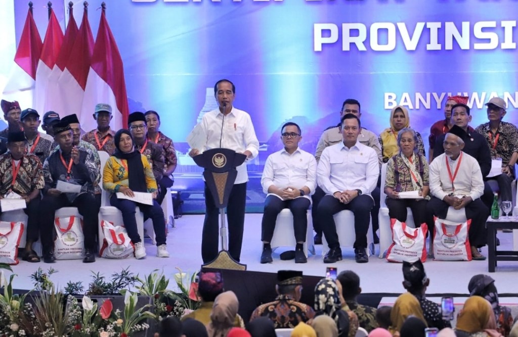 Serahkan 10.000 Sertipikat Tanah Elektronik, Presiden Jokowi: Banyuwangi Redistribusi TORA Terbesar di&nbsp;Indonesia