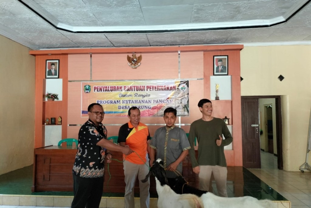 Program Ketahanan Pangan Pemdes Terung Serahkan Kambing Ke Bumdes Terung&nbsp;Berkarya