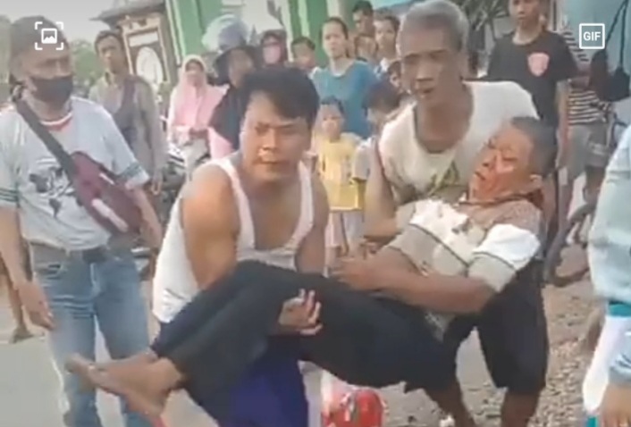 Di Magetan, Minibus Tabrak Penjual Es Keliling hingga Terpental di Atas Kap Mobil