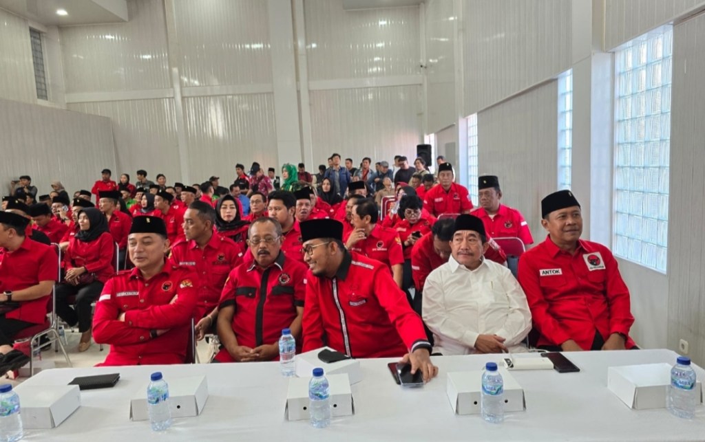 Wakil Ketua PDIP Jatim Serahkan 7 Rekom dan 2 Surat Tugas Cakada, Harus Menang