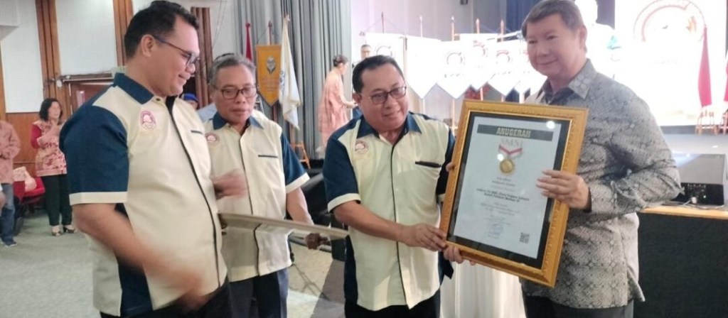 Prabowo Subianto Terima Pin Emas dari SMSI atas Dedikasinya Jaga&nbsp;Demokrasi