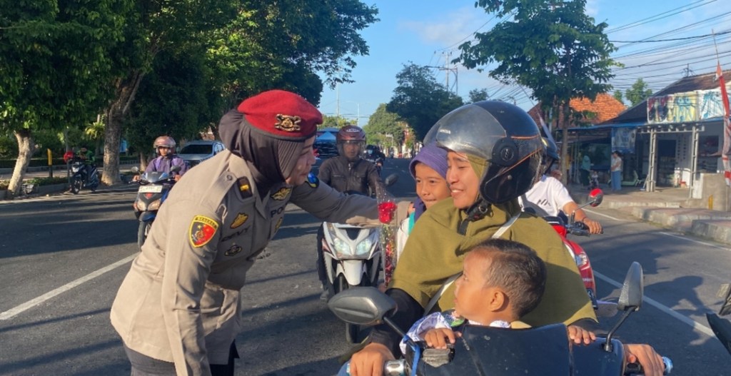 Polwan Polresta Banyuwangi Beri Kejutan, Pengendara Tertib Lantas Dapat Cokelat dan&nbsp;Bunga