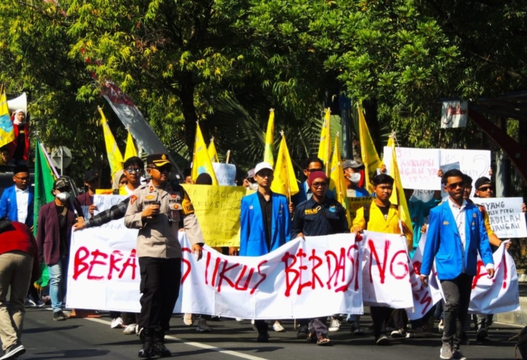 Kasus Korupsi Hibah, BEM Se Ngawi Geruduk Kantor DPRD Sampaikan Aspirasi