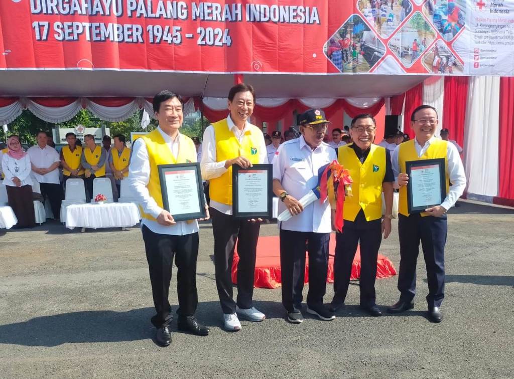 PMI Jatim Terima Bantuan Truk Tangki Air di Peringatan HUT Ke-79&nbsp;PMI
