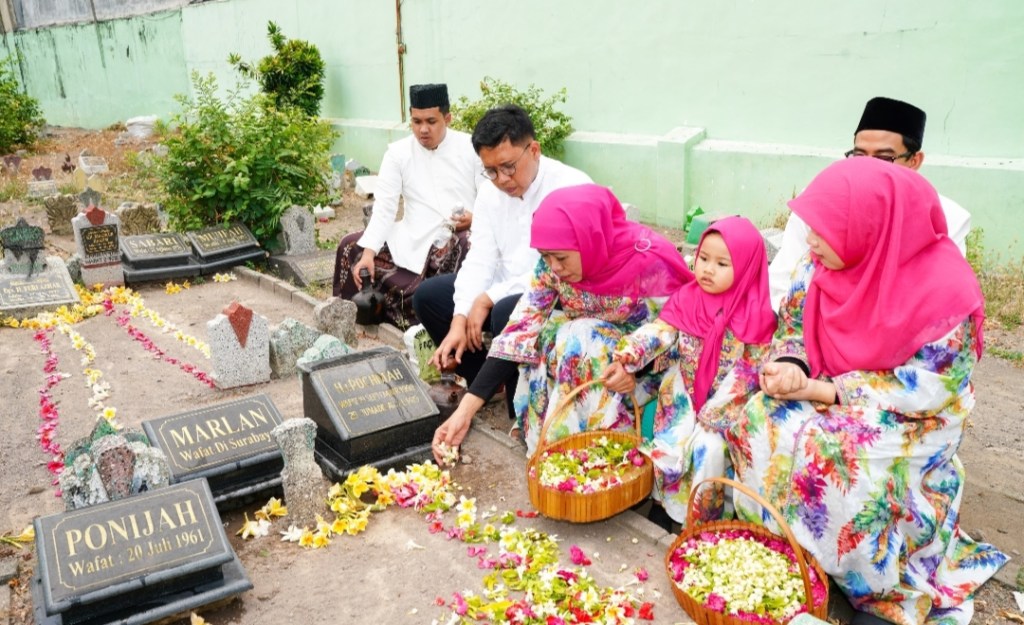 Segera Nikahkan Putra Ketiganya, Khofifah Ziarah Makam dan Gelar&nbsp;Yatiman